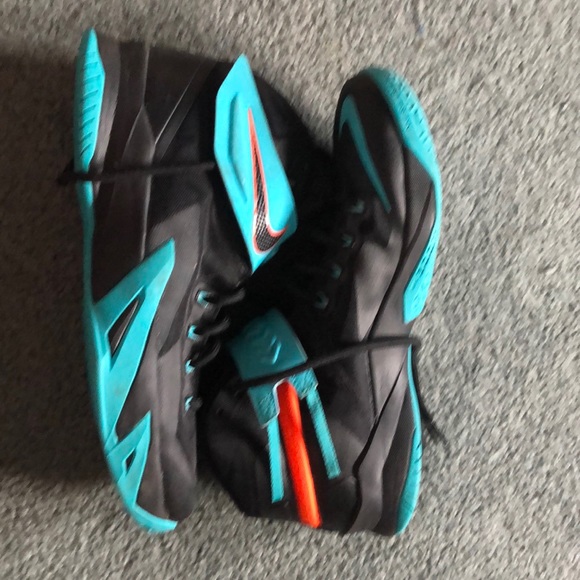 Lebron Solider 8 - Picture 2 of 3